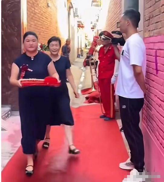 非洲美女愛上「中國農村小伙」堅持結婚「老公曝光」網友全懂了：難怪80萬聘金都拒收