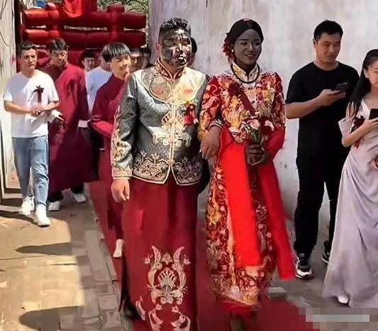非洲美女愛上「中國農村小伙」堅持結婚「老公曝光」網友全懂了：難怪80萬聘金都拒收