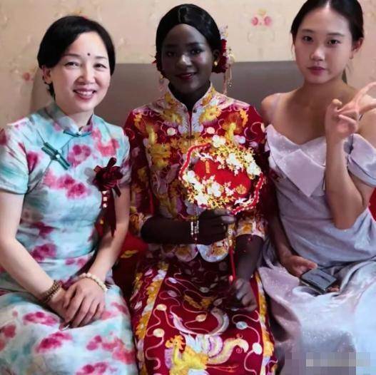 非洲美女愛上「中國農村小伙」堅持結婚「老公曝光」網友全懂了：難怪80萬聘金都拒收