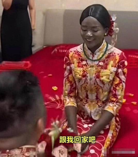 非洲美女愛上「中國農村小伙」堅持結婚「老公曝光」網友全懂了：難怪80萬聘金都拒收