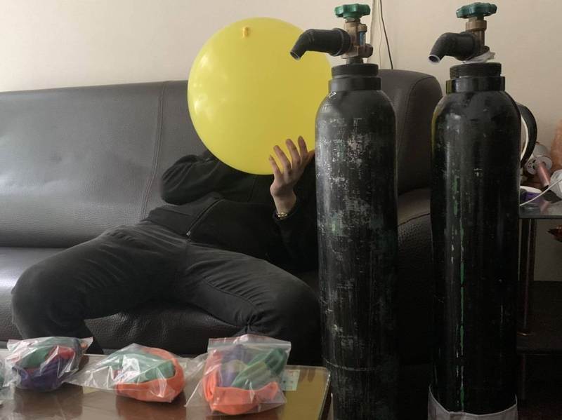 女房東退租打掃驚見「床上2藍色怪瓶」！本以為是普通垃圾…細看「1細節」后秒報警