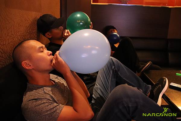 女房東退租打掃驚見「床上2藍色怪瓶」！本以為是普通垃圾…細看「1細節」后秒報警