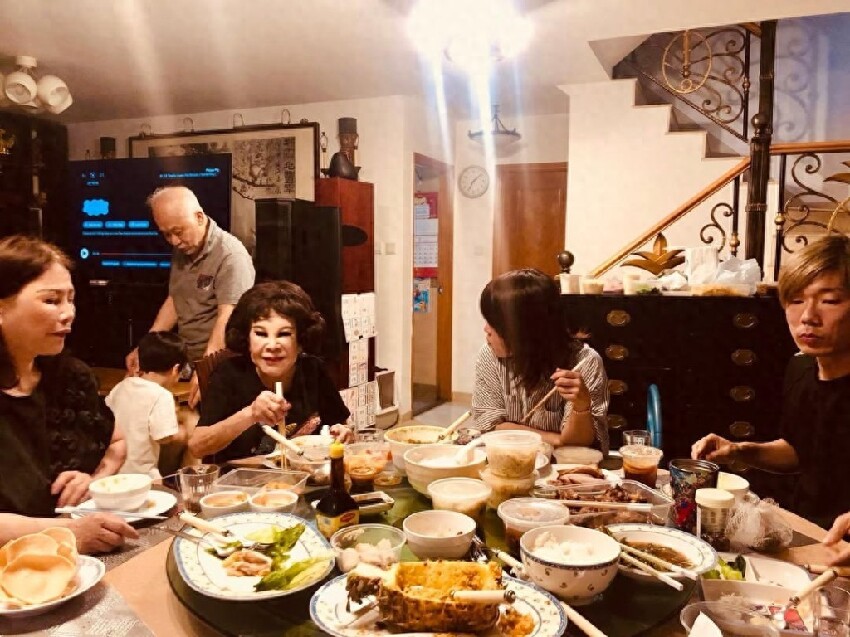 香港女星豪宅意外曝光！富商丈夫長期出軌，曾為挽回感情冒險整容