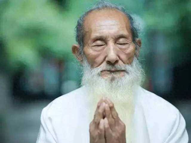 當有一天你落魄了，窮得被親人都看不起時， 牢記「4句話」金錢自然就來