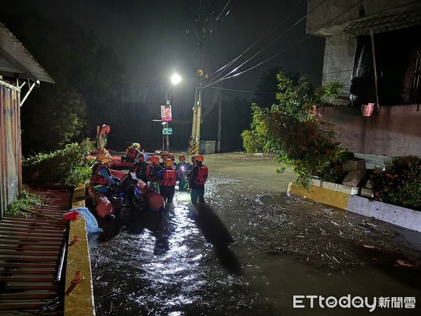 凱米重創南台灣！嘉義「洪水淹到2樓」馬路變河川　消防徹夜救人「單日160人受困」現況曝光