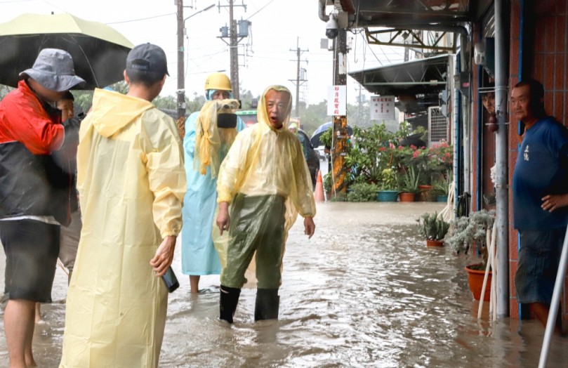 凱米重創南台灣！嘉義「洪水淹到2樓」馬路變河川　消防徹夜救人「單日160人受困」現況曝光