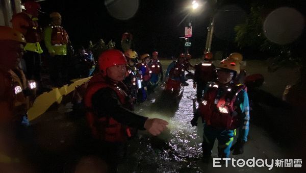 凱米重創南台灣！嘉義「洪水淹到2樓」馬路變河川　消防徹夜救人「單日160人受困」現況曝光