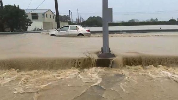 凱米重創南台灣！嘉義「洪水淹到2樓」馬路變河川　消防徹夜救人「單日160人受困」現況曝光