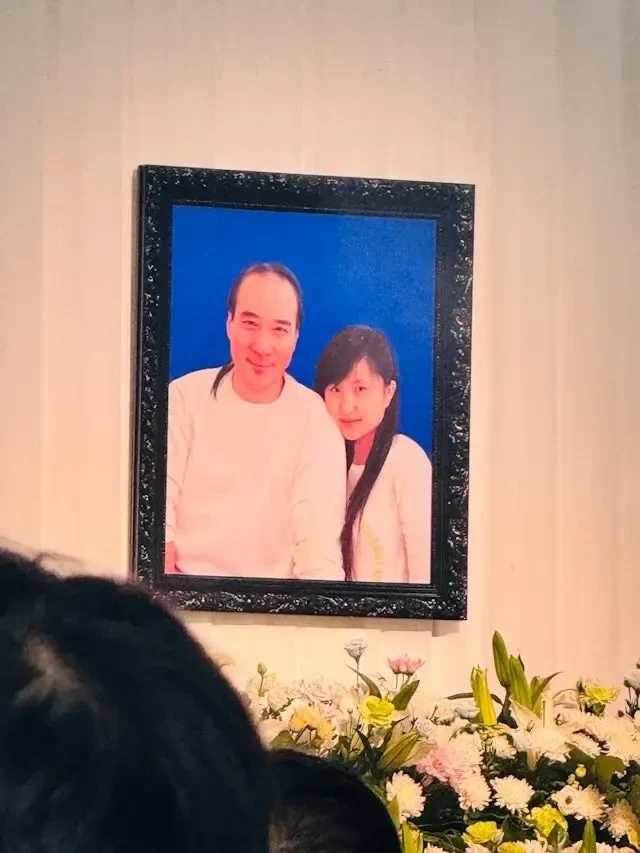 徐少強夫婦追悼會現場曝光！夫妻恩愛遺照惹淚目，現場發一元礦泉水惹爭議