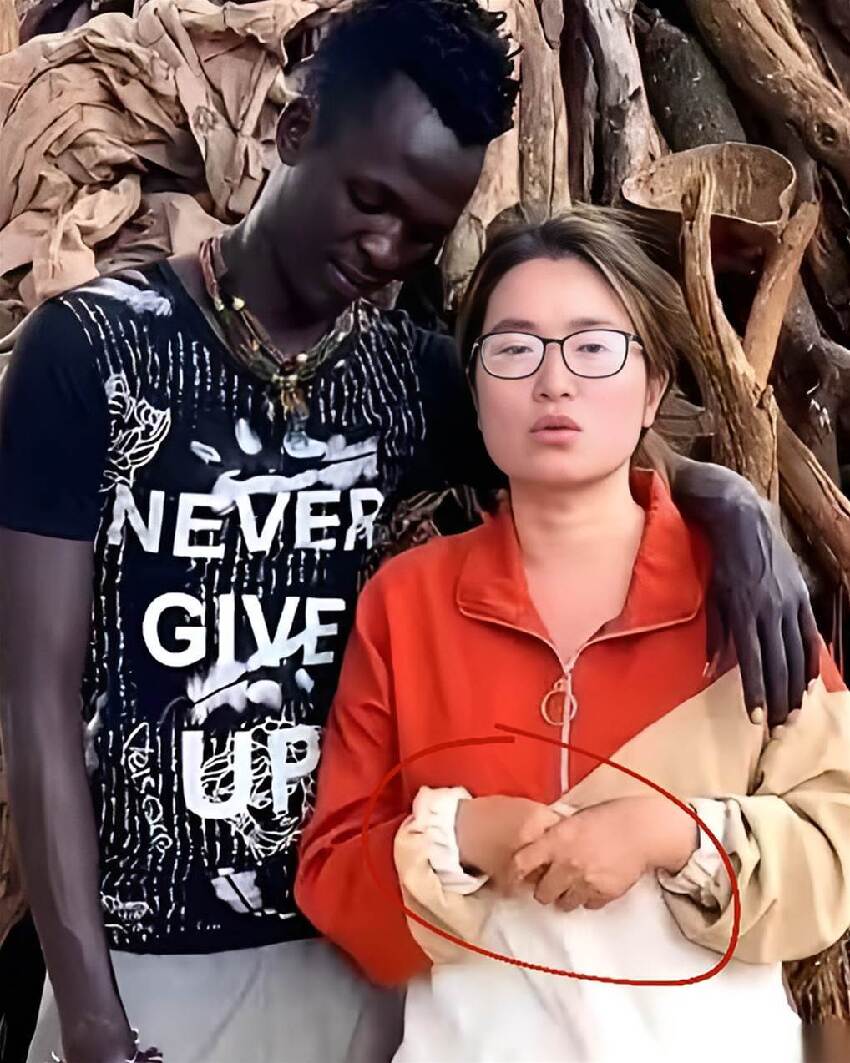 23歲妹遠嫁非洲「曬泥巴婚房」超開心！網放大照片「1細節」頭皮發麻：她根本被逼的