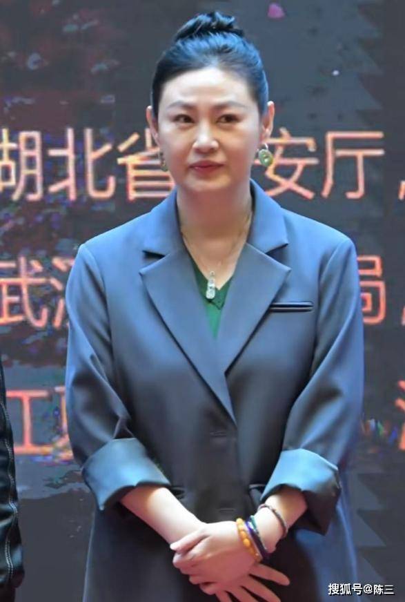當年風情萬種!55歲資深玉女「容貌大變、身材發福」頻頻遮肚 認了「早閃婚閃離」餘生孤獨終老