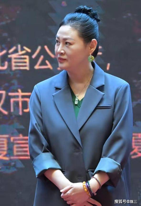 當年風情萬種!55歲資深玉女「容貌大變、身材發福」頻頻遮肚 認了「早閃婚閃離」餘生孤獨終老