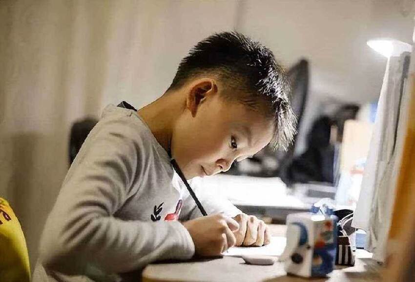 養育男孩,這4句話要少對孩子說,否則兒子越大越難管