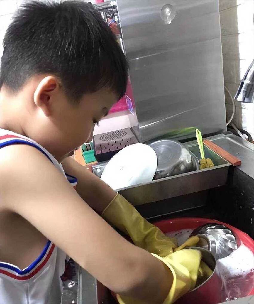 養育男孩,這4句話要少對孩子說,否則兒子越大越難管