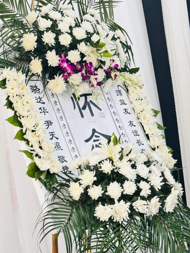 徐少強夫婦追思會現場曝光！夫妻恩愛遺照令人鼻酸，群星送上花牌