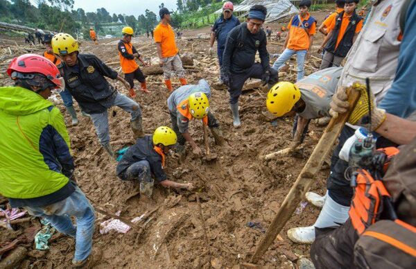 遭巴威重創！爆土石流滅村「至少釀15死」救援曝光