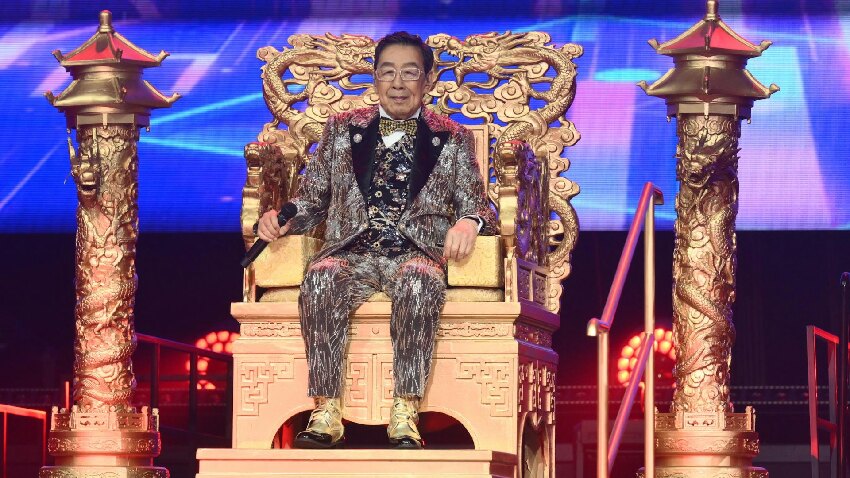 94歲胡楓出席慶功宴畫面曝光,累到被攙扶上台,倆曾孫女在旁幫忙