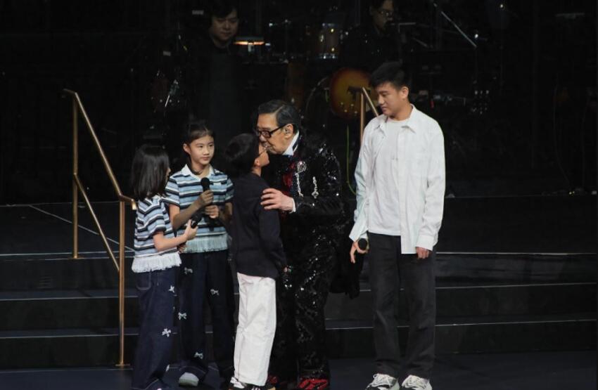 94歲胡楓出席慶功宴畫面曝光,累到被攙扶上台,倆曾孫女在旁幫忙