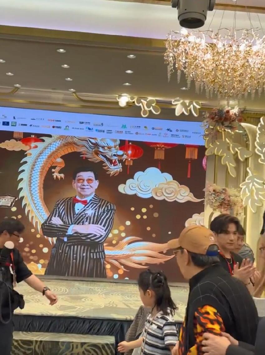 94歲胡楓出席慶功宴畫面曝光,累到被攙扶上台,倆曾孫女在旁幫忙