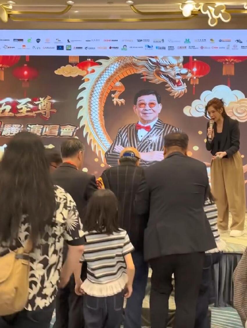 94歲胡楓出席慶功宴畫面曝光,累到被攙扶上台,倆曾孫女在旁幫忙