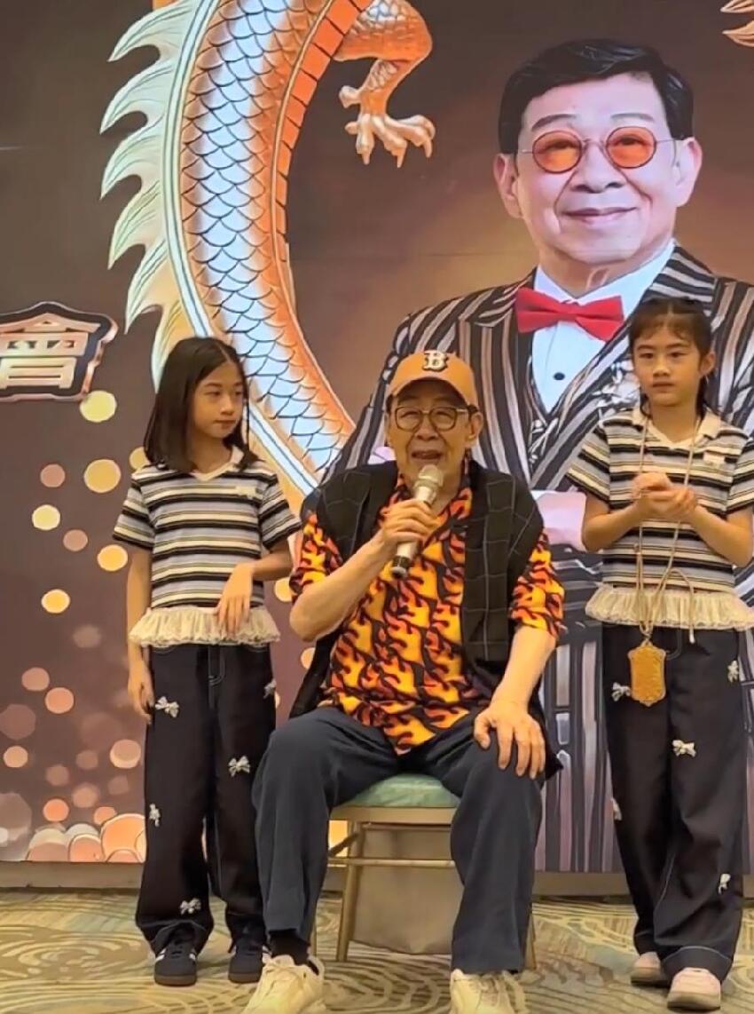 94歲胡楓出席慶功宴畫面曝光,累到被攙扶上台,倆曾孫女在旁幫忙