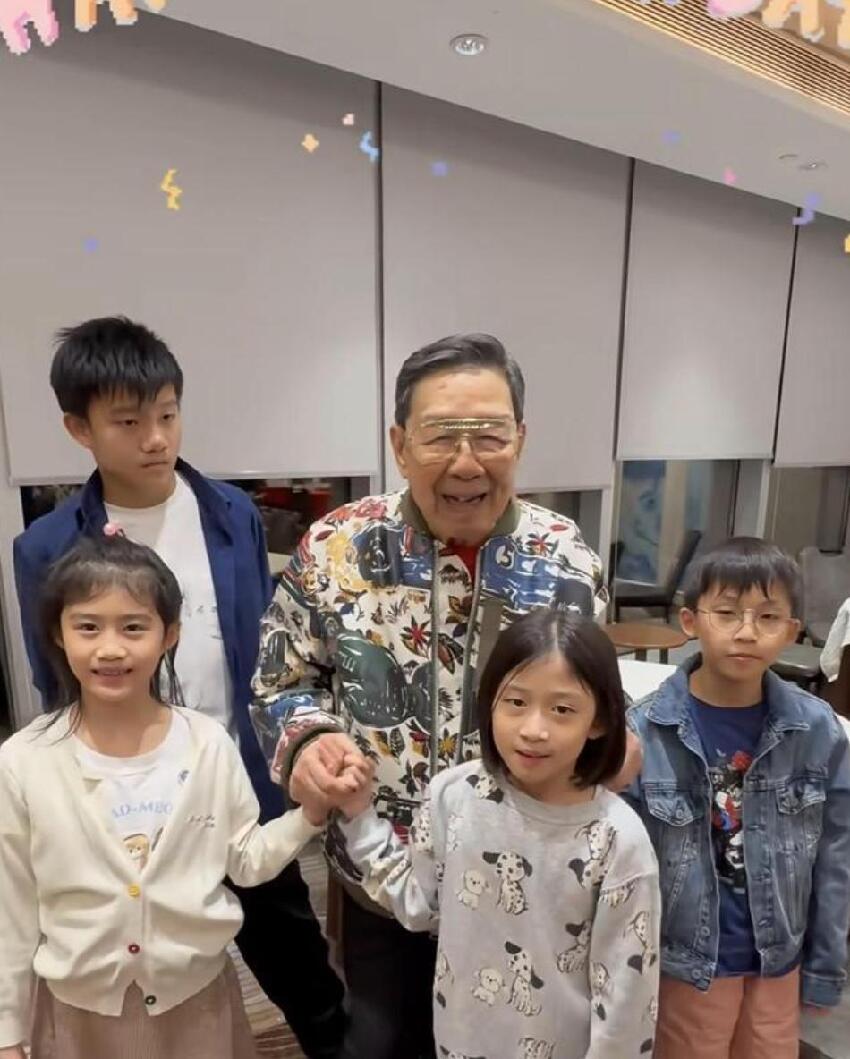 94歲胡楓出席慶功宴畫面曝光,累到被攙扶上台,倆曾孫女在旁幫忙