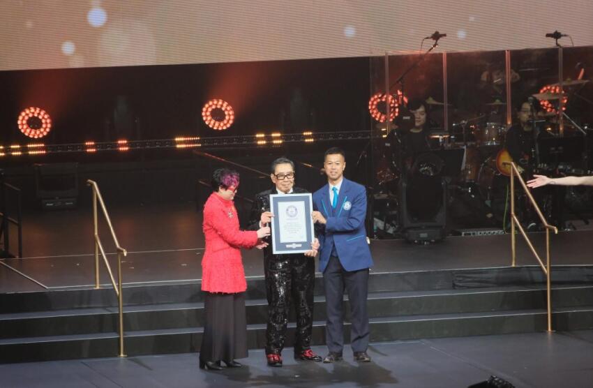 94歲胡楓出席慶功宴畫面曝光,累到被攙扶上台,倆曾孫女在旁幫忙