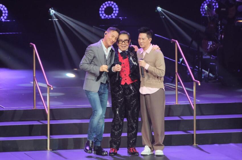 94歲胡楓出席慶功宴畫面曝光,累到被攙扶上台,倆曾孫女在旁幫忙