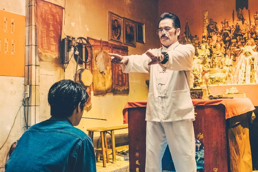 曾擁6妻妾全跑光！78歲雷洪「脊椎重創」險坐輪椅，緊急動刀5小時病榻前只剩「她」陪伴