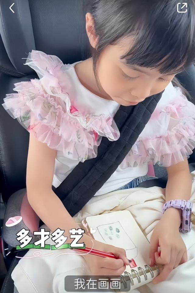 熊黛林雙胞胎女兒滿6歲，妹妹顏值逆襲越長越好看，高姐姐半個頭