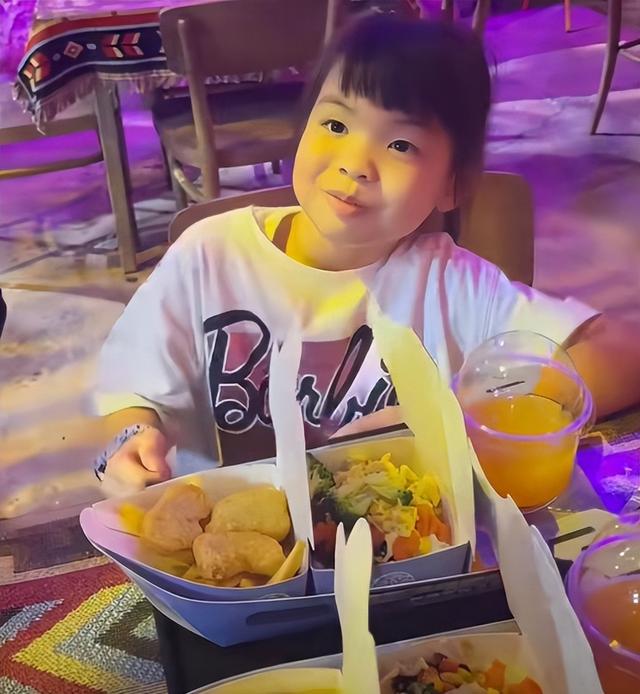 熊黛林雙胞胎女兒滿6歲，妹妹顏值逆襲越長越好看，高姐姐半個頭