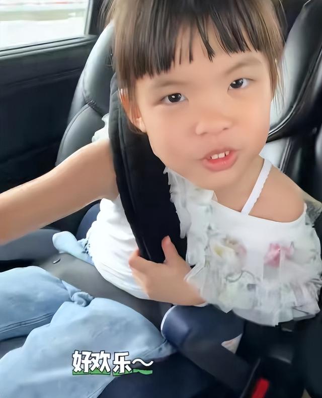 熊黛林雙胞胎女兒滿6歲，妹妹顏值逆襲越長越好看，高姐姐半個頭