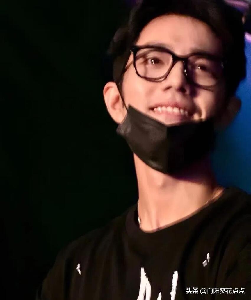 孫燕姿演唱會頭髮油打綹，法令紋深，腋下贅肉堆積，誰想的辣眼睛