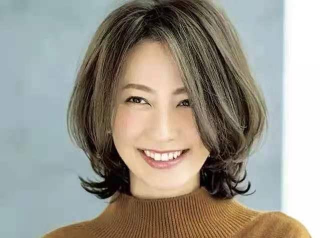 50歲女人的髮型「宜短不宜長」,不信看這10款短髮,洋氣又顯年輕