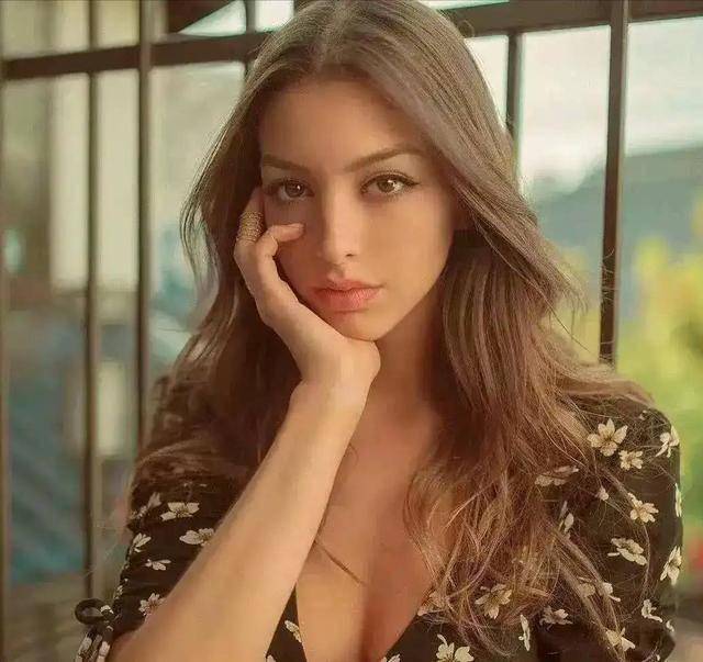 顏值逆天加上黃金比例！Celine Farach 的完美身材，真的是極品啊！