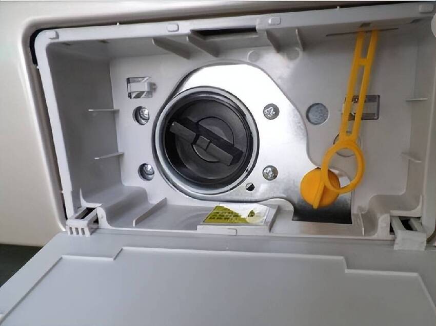 洗衣機里隱藏著個小機關，牢記每月打開一次，髒水嘩啦啦流！