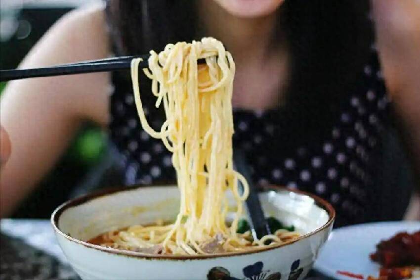 早餐為什麼不建議吃麵條？醫生：不止麵條，這5種食物，也要少吃