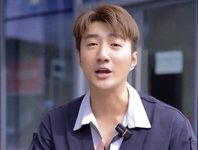 尷尬！香港男星拍短視頻疑起生理反應，白天賣雞爪晚上到酒吧表演