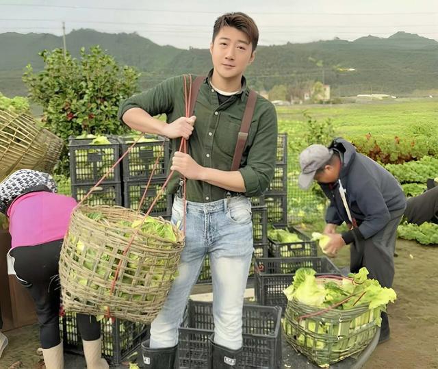 尷尬!香港男星拍短視頻疑起生理反應,白天賣雞爪晚上到酒吧表演