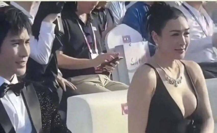 鍾麗緹三亞穿著引爭議,她真實狀態堪憂!張倫碩青筋暴露,老態盡顯!