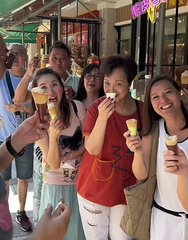 香港老戲骨組團游內地！在村裡吃喝玩樂太愜意，個個都是熟面孔