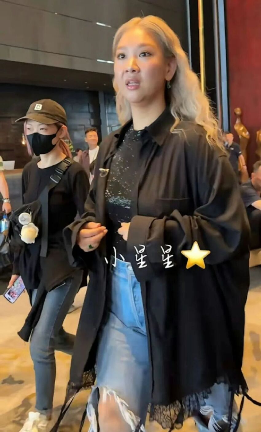 香港知名星二代現身內地，疑復出參加綜藝，金髮消瘦狀態大勇