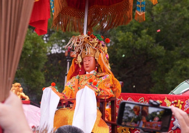 媽祖進香再現神跡，萬人目睹媽祖顯靈，下一秒怪事發生了...現場曝光千萬信眾驚呆