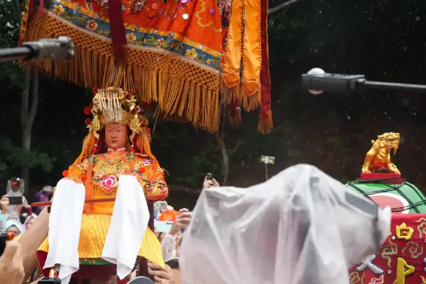 媽祖進香再現神跡，萬人目睹媽祖顯靈，下一秒怪事發生了...現場曝光千萬信眾驚呆