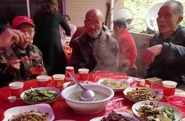 女兒很爭氣很會賺錢！ 爸爸威脅：「你不出錢給你弟買房，我就絕食！」 3天後「來到女兒家」一開門全家崩潰