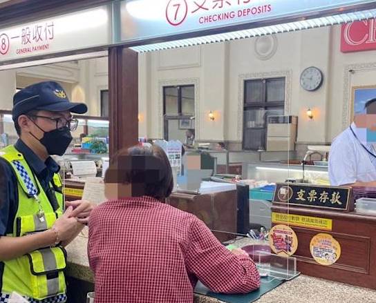 臺中82歲老太一週去銀行14次，每次都存下鉅款！櫃員生疑後報警，警察上門後，看見一幕驚呆了