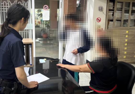 臺中82歲老太一週去銀行14次，每次都存下鉅款！櫃員生疑後報警，警察上門後，看見一幕驚呆了