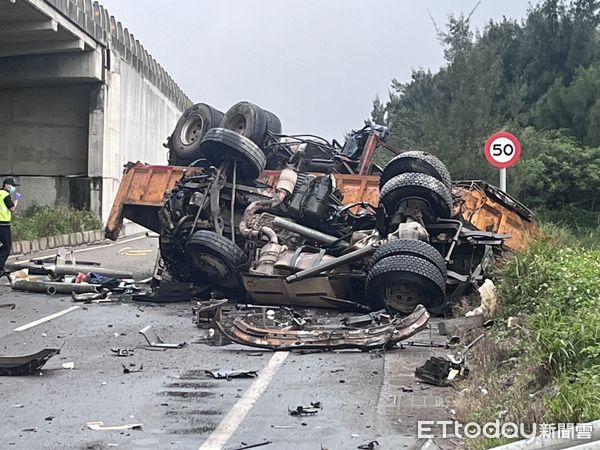 快訊／撞破護欄！西濱聯結車「撞警車後墜橋」駕駛傷重不治　出事原因曝光