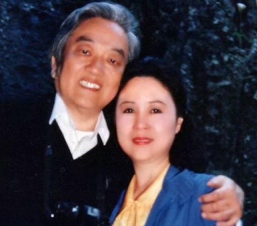 羽化成仙！瓊瑤躺白色棺材「遺照露溫暖笑容」　媳婦掩面痛哭「護送進火化場」