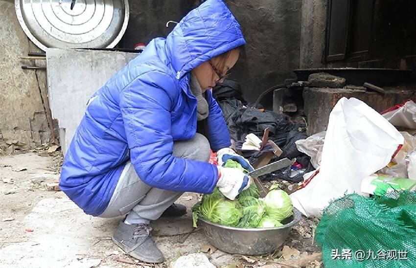 流浪女到我家早餐店吃了16年！從不說謝謝也不打招呼　兒子結婚「她送來一份禮物」我報了警